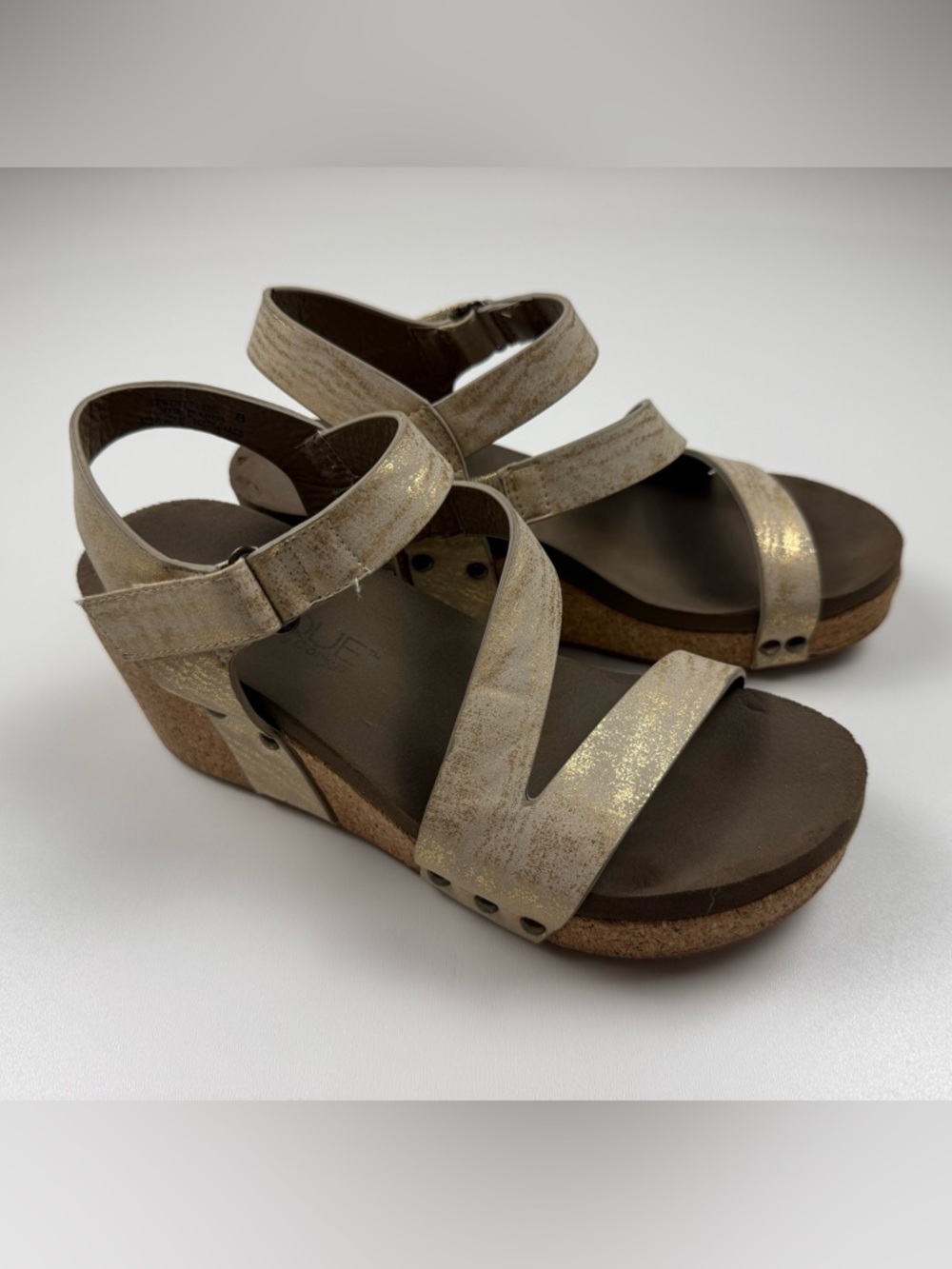 Boutique by Corkys Spring Fling Gold Strappy Studded Wedge Sandals Size 8 Women